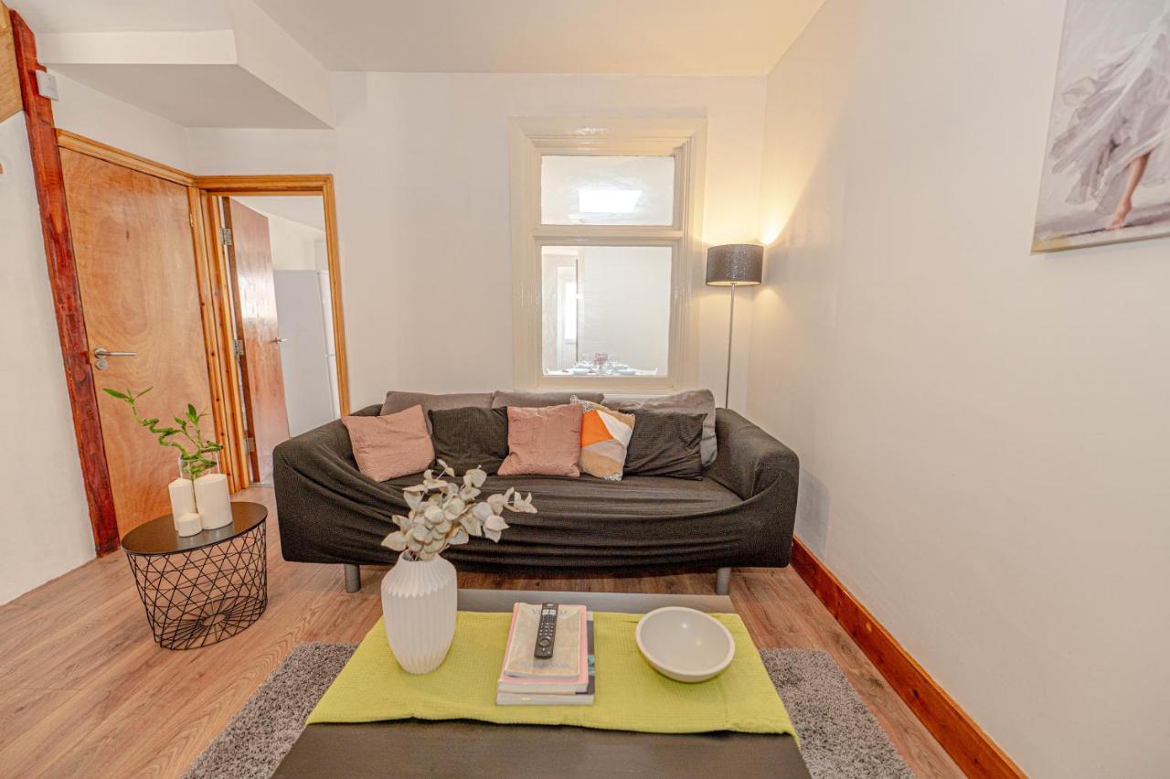 Beautiful 4 Bedrooms House, 7 Walk To Train Station Plumstead  Exteriör bild