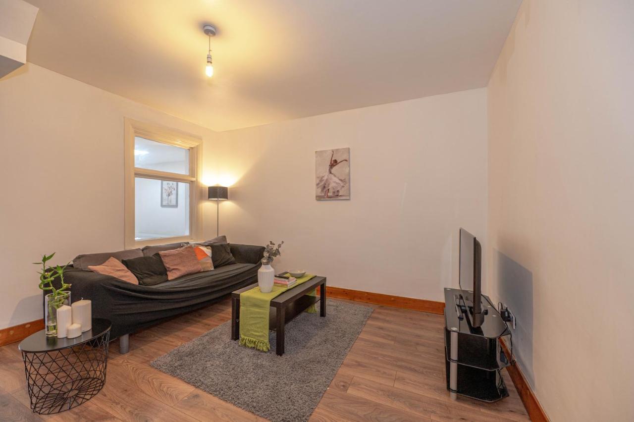 Beautiful 4 Bedrooms House, 7 Walk To Train Station Plumstead  Exteriör bild