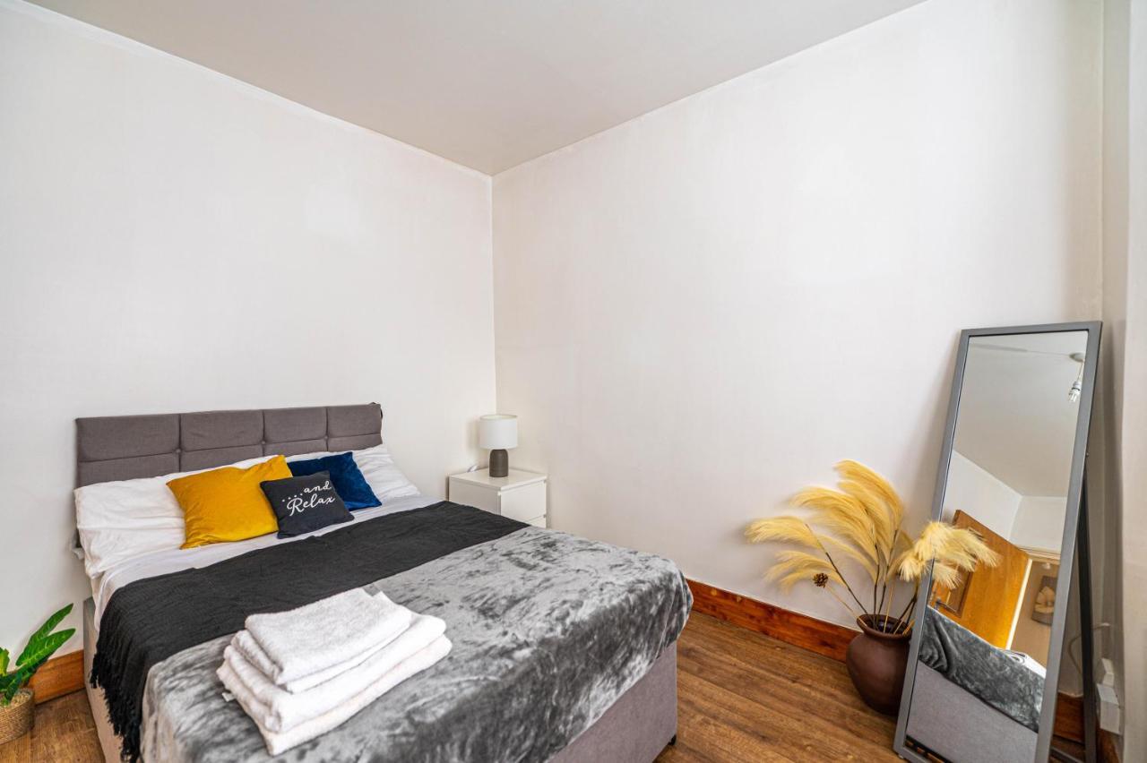 Beautiful 4 Bedrooms House, 7 Walk To Train Station Plumstead  Exteriör bild