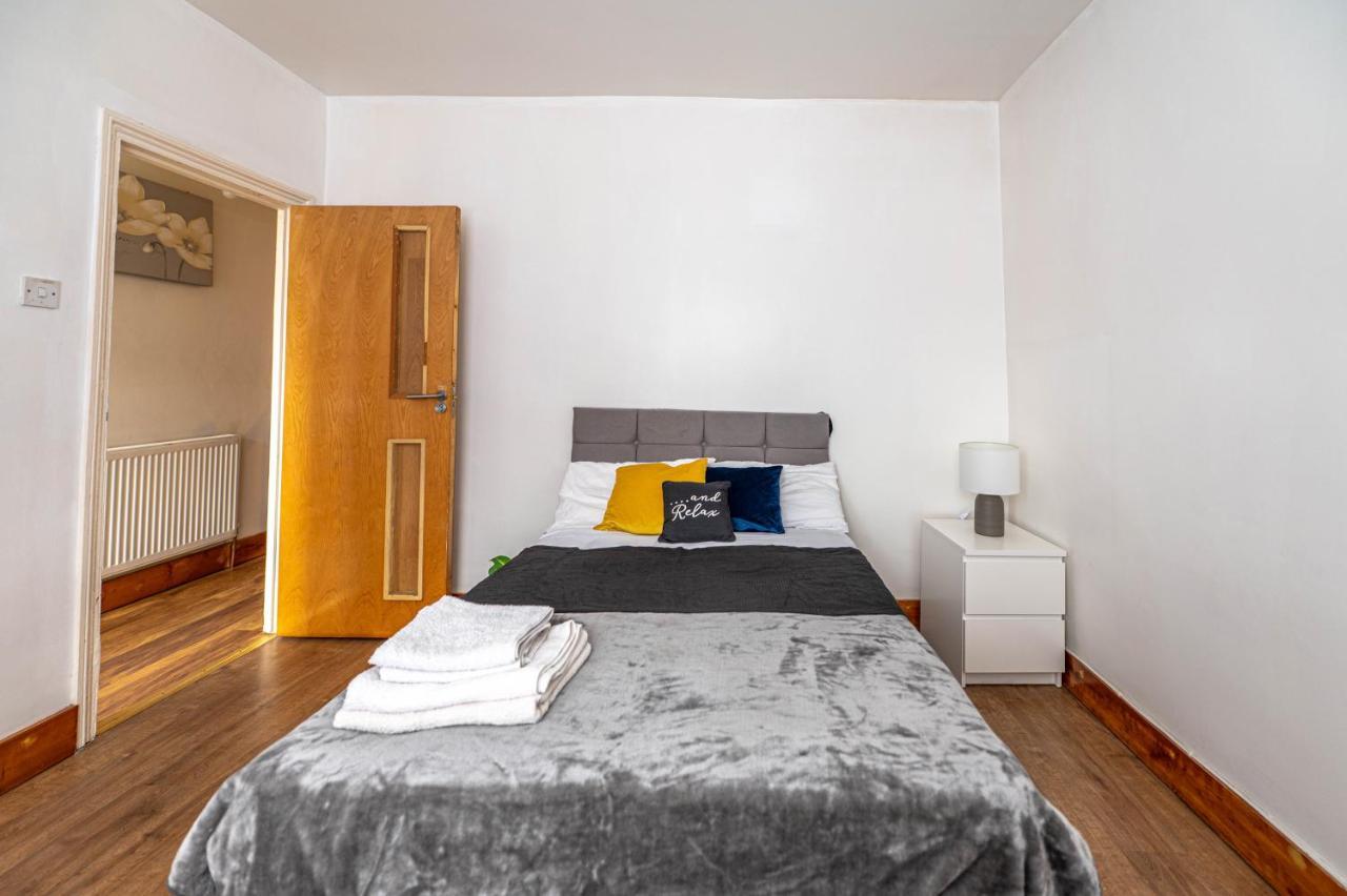 Beautiful 4 Bedrooms House, 7 Walk To Train Station Plumstead  Exteriör bild