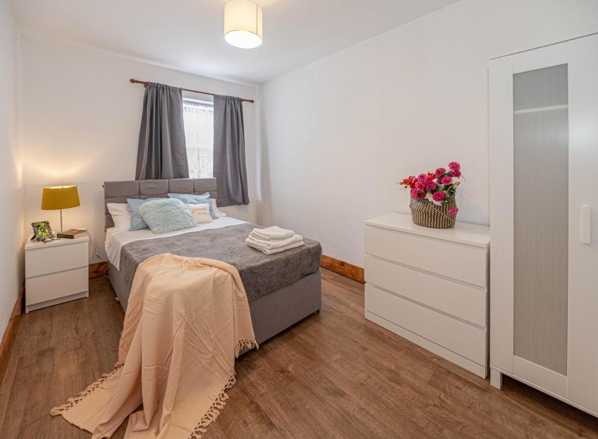 Beautiful 4 Bedrooms House, 7 Walk To Train Station Plumstead  Exteriör bild