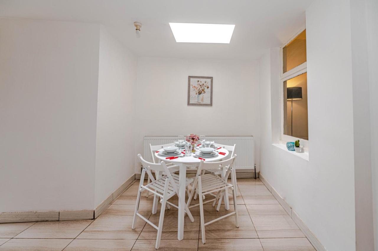 Beautiful 4 Bedrooms House, 7 Walk To Train Station Plumstead  Exteriör bild