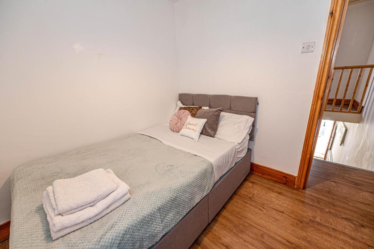 Beautiful 4 Bedrooms House, 7 Walk To Train Station Plumstead  Exteriör bild