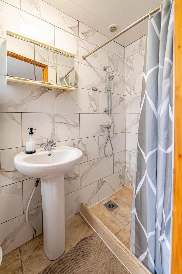 Beautiful 4 Bedrooms House, 7 Walk To Train Station Plumstead  Exteriör bild