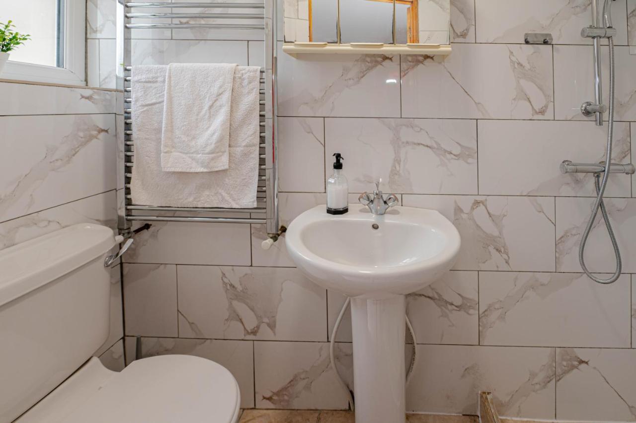 Beautiful 4 Bedrooms House, 7 Walk To Train Station Plumstead  Exteriör bild
