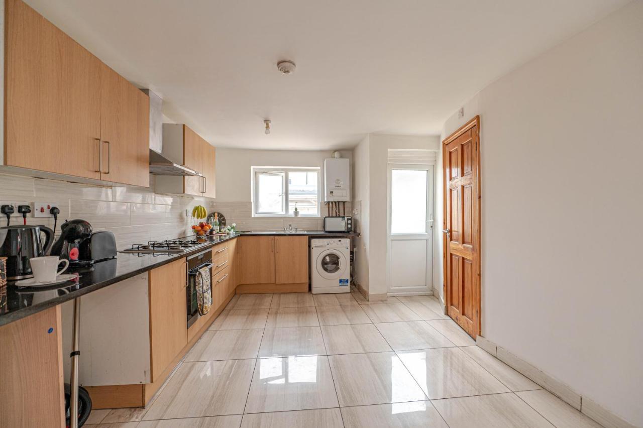 Beautiful 4 Bedrooms House, 7 Walk To Train Station Plumstead  Exteriör bild