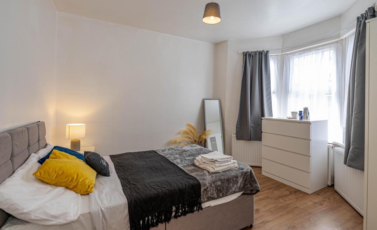 Beautiful 4 Bedrooms House, 7 Walk To Train Station Plumstead  Exteriör bild