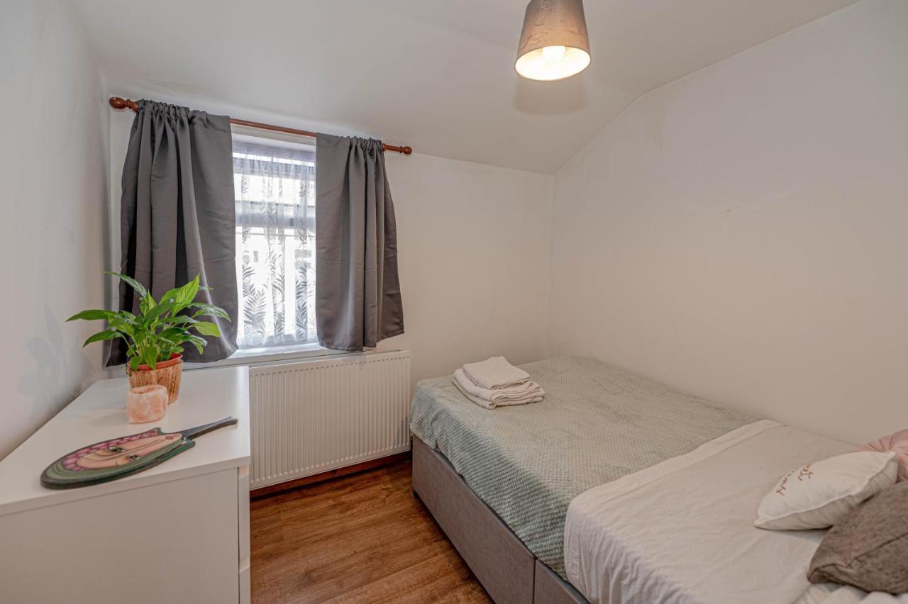 Beautiful 4 Bedrooms House, 7 Walk To Train Station Plumstead  Exteriör bild