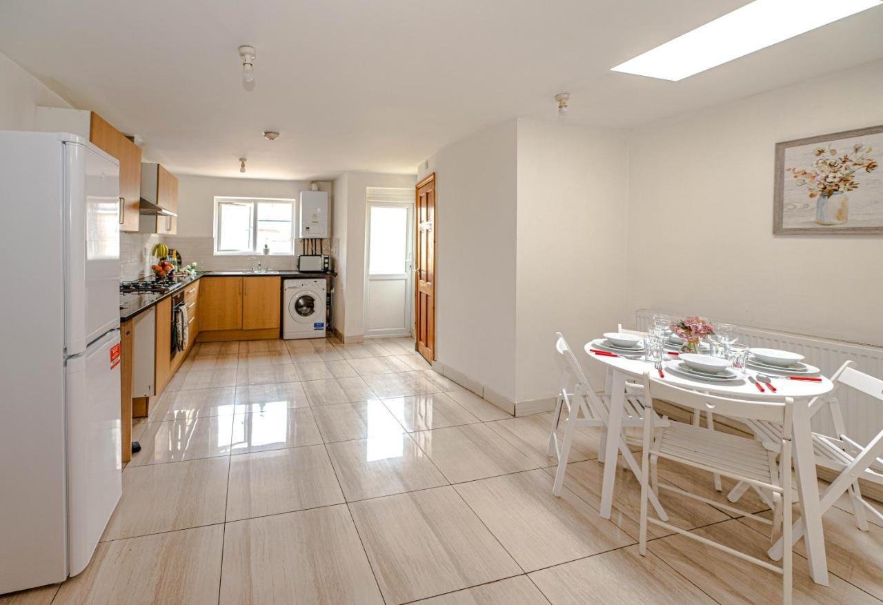 Beautiful 4 Bedrooms House, 7 Walk To Train Station Plumstead  Exteriör bild