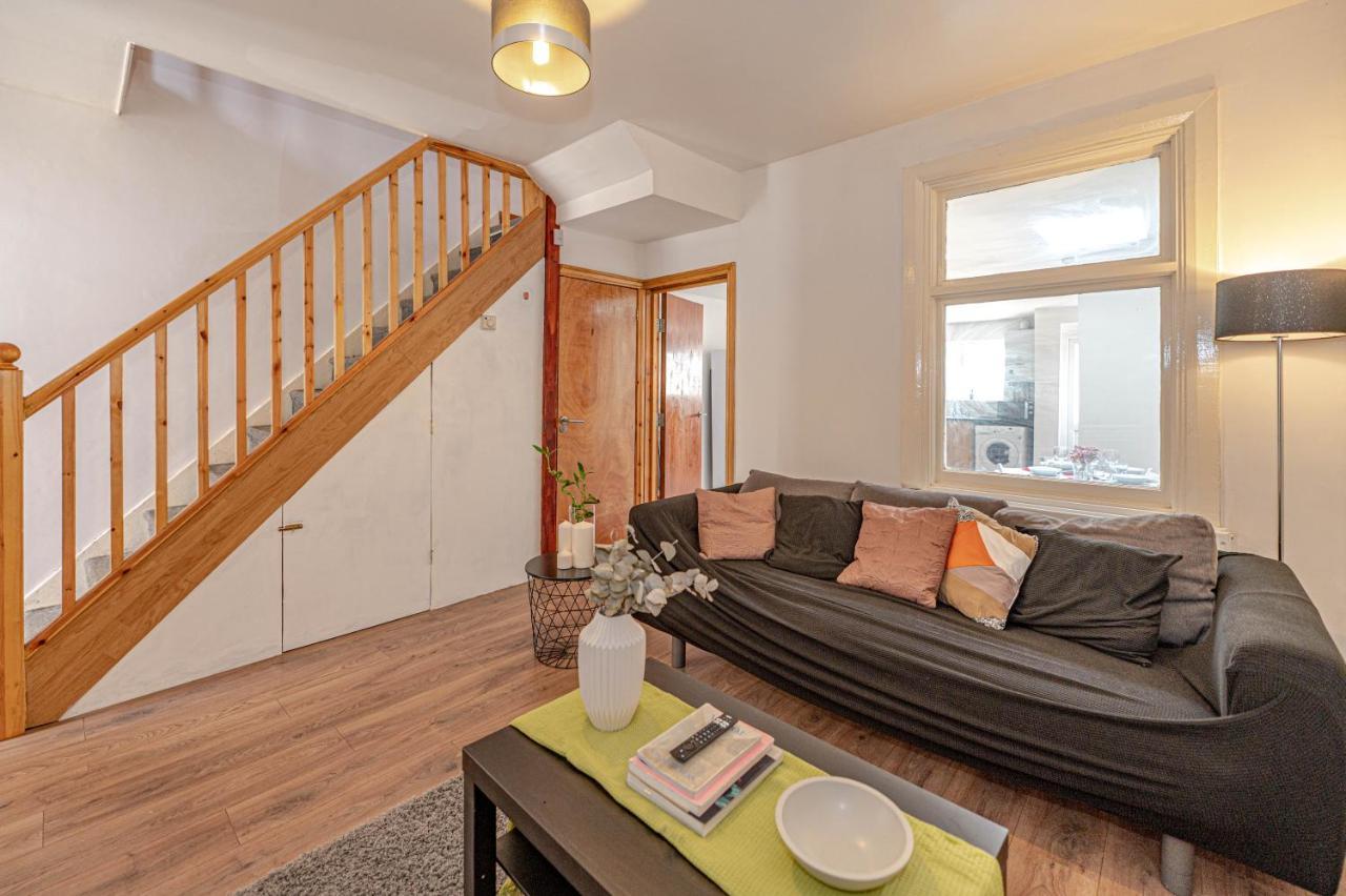 Beautiful 4 Bedrooms House, 7 Walk To Train Station Plumstead  Exteriör bild