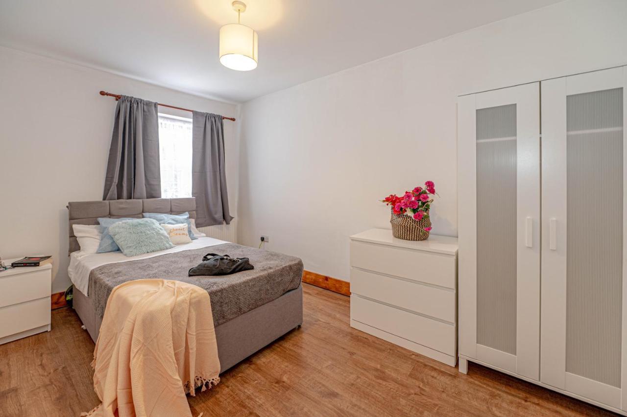 Beautiful 4 Bedrooms House, 7 Walk To Train Station Plumstead  Exteriör bild